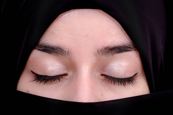 Mulher muçulmana vestindo véu hijab preto, menina saudita usar a burca ou burca, close up foto retrato
 - Foto, Imagem