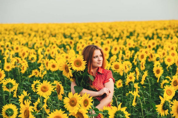 Hermosa chica en un enorme campo amarillo de girasoles
.  - Foto, Imagen
