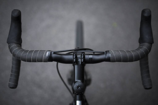 Um close-up do conjunto frontal de uma bicicleta esportiva lida com tiro em preto e branco
 - Foto, Imagem