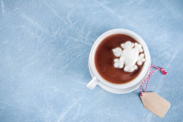 Chocolate caliente con malvaviscos copos de nieve
 - Foto, Imagen