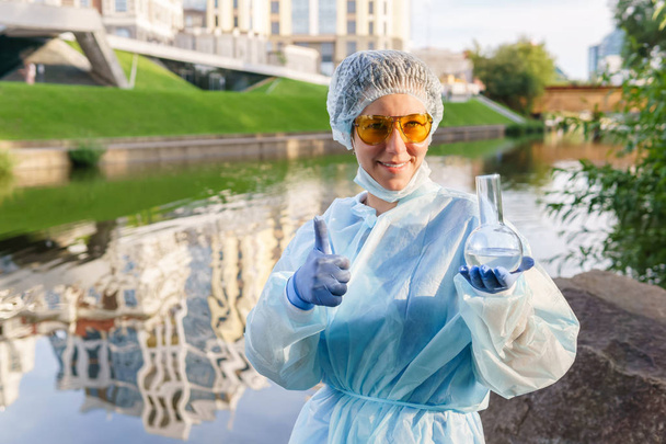 женщина-эколог или эпидемиолог указывает на превосходную городскую вату
 - Фото, изображение