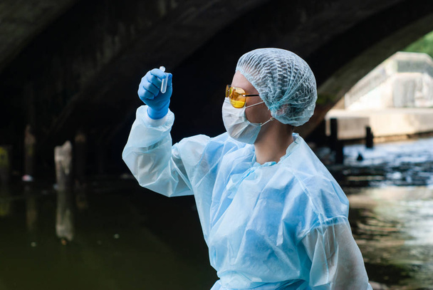 nő ökológus vagy epidemiológus veszi a víz elemzése a város r - Fotó, kép