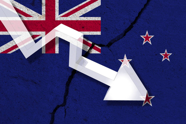 Nueva bandera de Zeland en la pared agrietada con la flecha cayendo. Con
 - Foto, Imagen