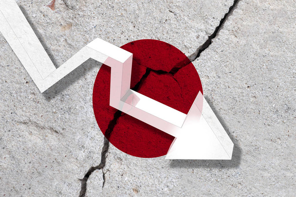 Japonská vlajka na prasklé stěně s klesající šipkou. Koncept  - Fotografie, Obrázek