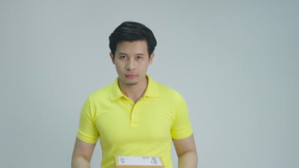 Levering, post, verzending en mensen concept-jonge Aziatische man geven pakjes doos - Video