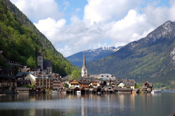 Hallstätter See umgeben von bewaldeten Bergen, Österreich - Foto, Bild