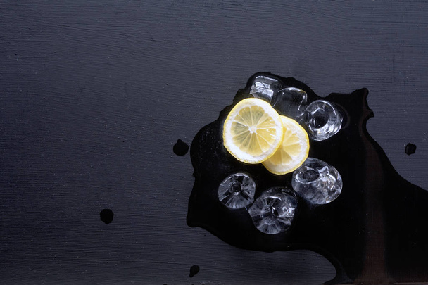 Ice with lemon slices on a dark background - Foto, immagini
