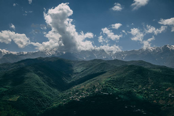 Muhteşem bulutlu gökyüzü ile güzel yeşil toprakları ve Ermenistan tepeleri havadan çekim - Fotoğraf, Görsel