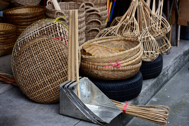 lavori di vimini in bambù sul mercato
  - Foto, immagini