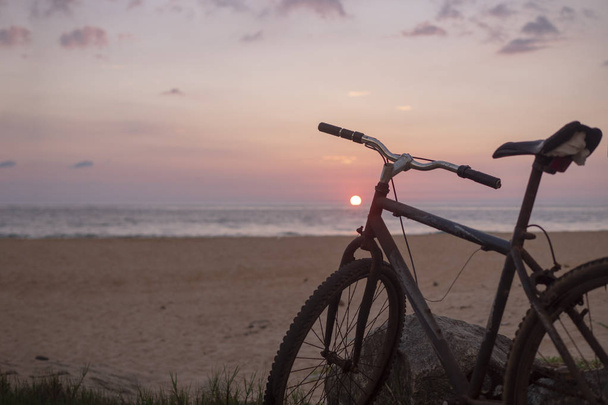 Pyörä rannalla, meri, auringonlasku
. - Valokuva, kuva