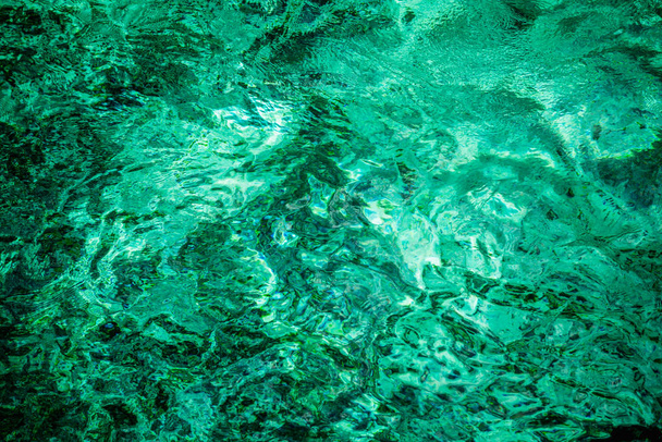 Μπλε σμαραγδένια νερά με κυματιστό φόντο - Φωτογραφία, εικόνα