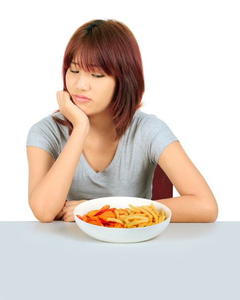 Mujer asiática joven aislada con un plato de papas fritas y jalá
 - Foto, imagen