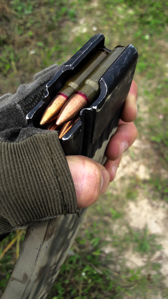 la revista Kalashnikov 7.62 en la mano
 - Foto, imagen