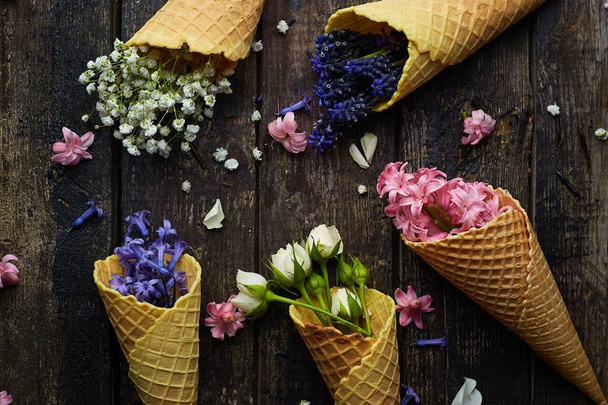 waffles for ice cream with flowers - Zdjęcie, obraz