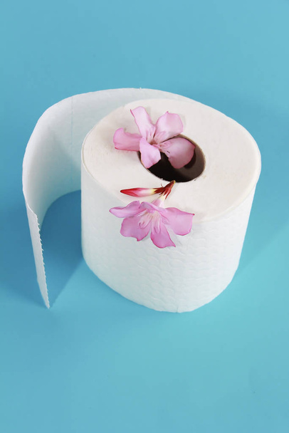 rouleau de papier toilette blanc avec décor de fleurs sur fond bleu
 - Photo, image