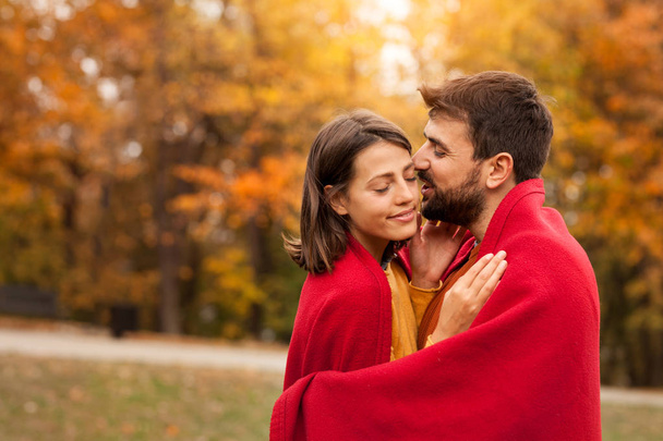 Couple heureux amoureux debout dehors et l'homme enveloppant sa femme
 - Photo, image