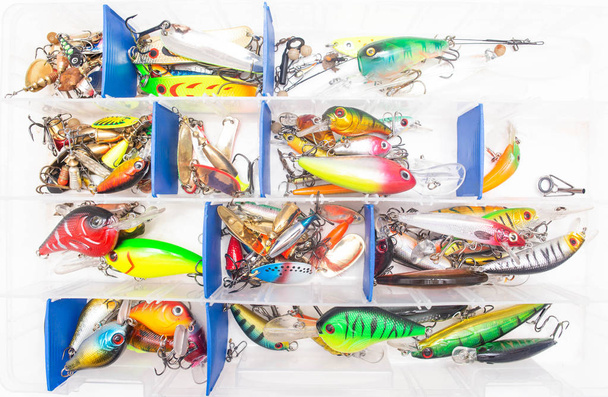 Maleta de pesca con señuelo de cebo multicolor para la pesca sobre un fondo blanco, wobbler
 - Foto, imagen