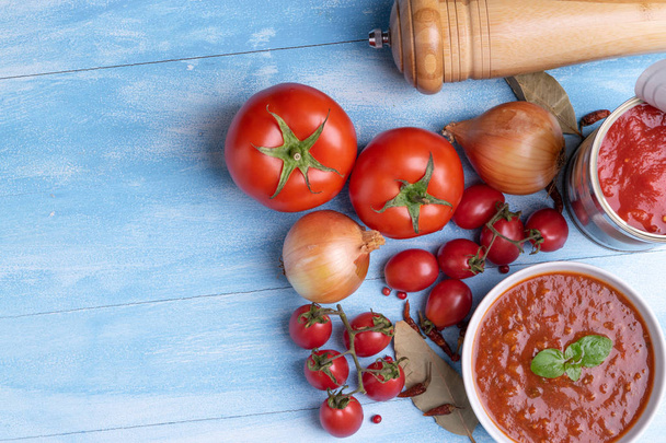 Bolognaise à la sauce tomate dans une assiette blanche sur fond de table bleu bois rustique
 - Photo, image