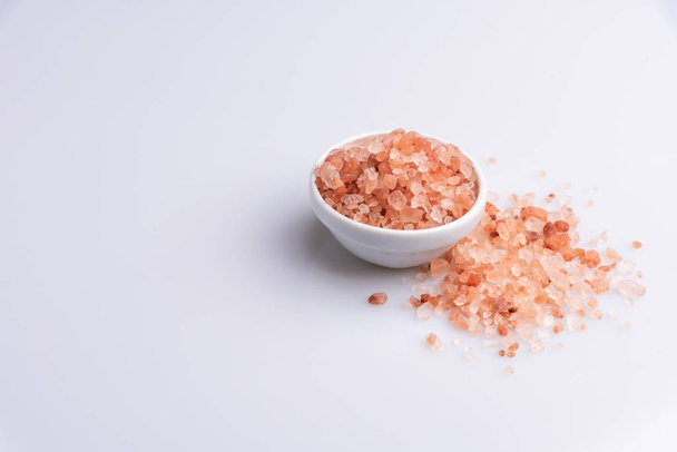 Różowa sól Himalayan w białej misce na białym tle - Zdjęcie, obraz