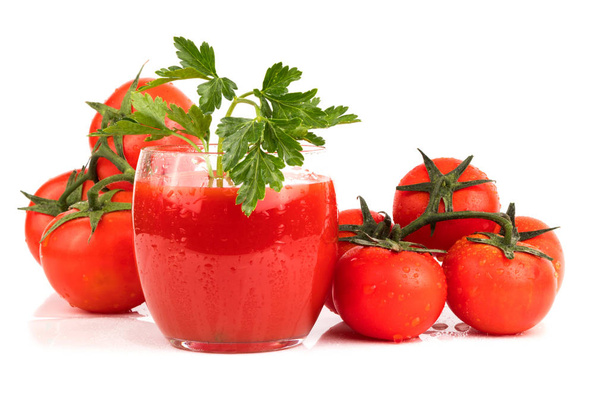 ein Glas Tomatensaft mit frischen reifen Tomaten und Petersilie auf weißem Hintergrund - Foto, Bild