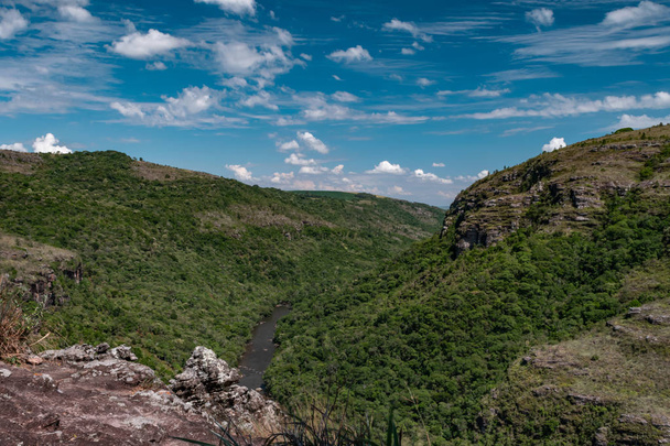 Niesamowity krajobraz z dramatycznym nieba w Guartela Canyon; Park stanowy guartela; Miasto Tibagi, Parana, Brazil  - Zdjęcie, obraz