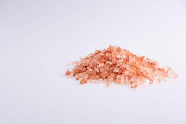 Stos różowej soli Himalayan na białym tle - Zdjęcie, obraz