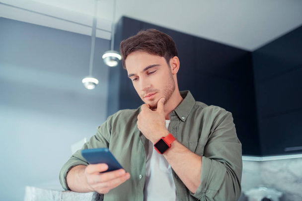 Young businessman feeling thoughtful while reading e-mail - Foto, Bild