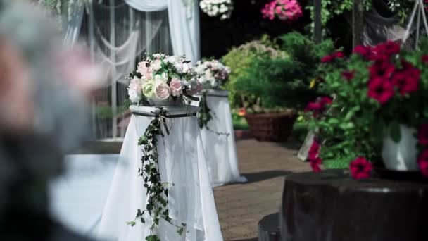 Svatební oblouk živých květin. svatební dekorace na ceremoniálu a na banketu - Záběry, video