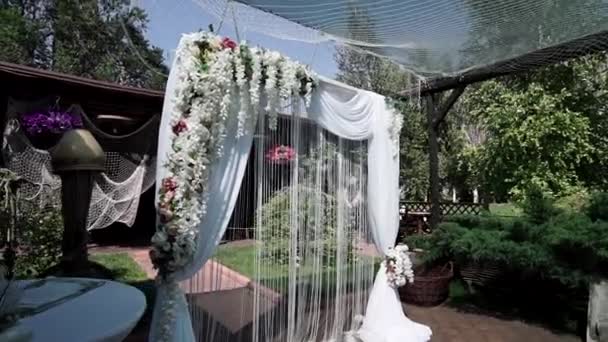 Svatební oblouk živých květin. svatební dekorace na ceremoniálu a na banketu - Záběry, video