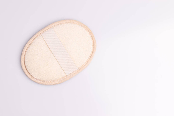 Esponja de fibra natural para esfregar o corpo no fundo branco
 - Foto, Imagem