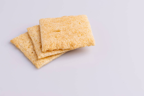 Pila pila de galletas de arroz dieta aislado sobre fondo blanco
 - Foto, imagen