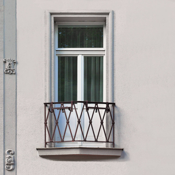 古代の建物の窓。カルロヴィ・ヴァリ、2019. - 写真・画像