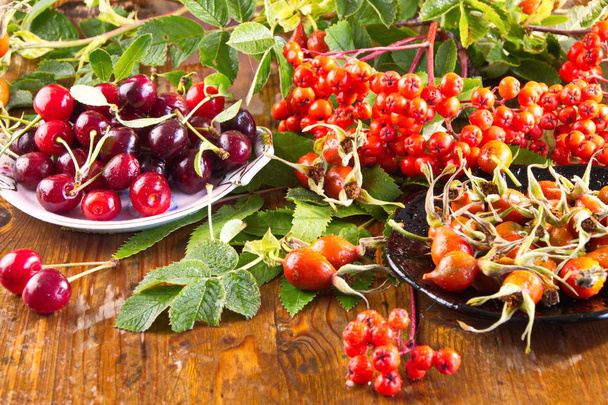Érett bogyók válogatott háttér, cseresznye, csipkebogyó, vörös Rowan Vértes - Fotó, kép