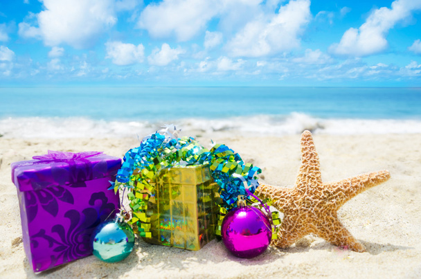Морская звезда с подарочными коробками на пляже - концепция отдыха
 - Фото, изображение