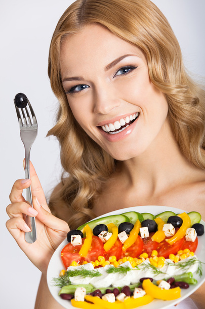 γυναίκα με σαλάτα χορτοφάγος, πέρα από το γκρι - Φωτογραφία, εικόνα