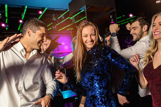 Baráti bulizás egy nightclubban - Fotó, kép