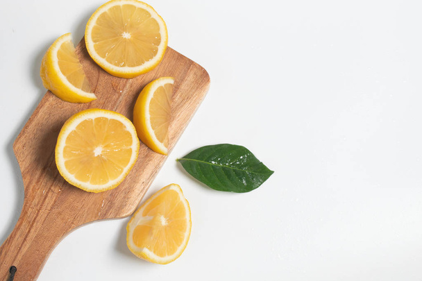Zitrone Obst Lebensmittel Gemüse Sommer tropisch saftig mit grünem Naturblatt frisch auf Schneidebrett Küche Holz - Foto, Bild