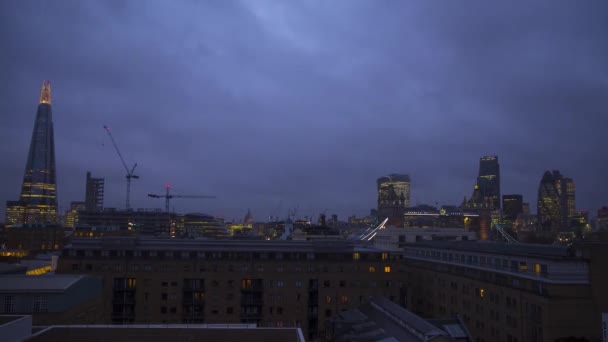 Csodálatos idő telik el állandó lövés a heves esőfelhők gyorsan mozgó sötét éjszakai égen át modern belvárosi London háztetők - Felvétel, videó