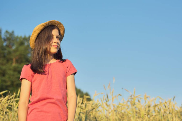 Retrato de menina bonita em chapéu no campo de trigo
 - Foto, Imagem