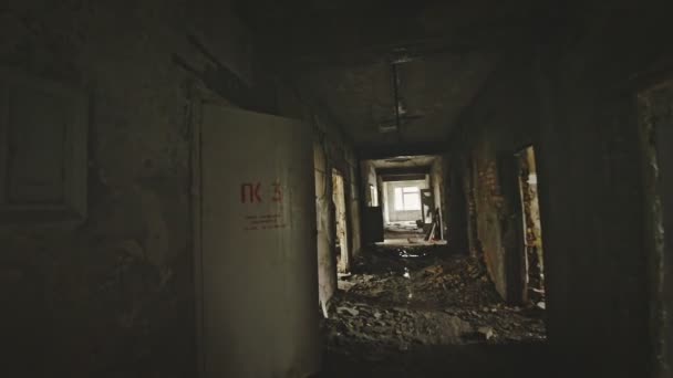 Abandoned hallway with light at the end shining - Materiał filmowy, wideo