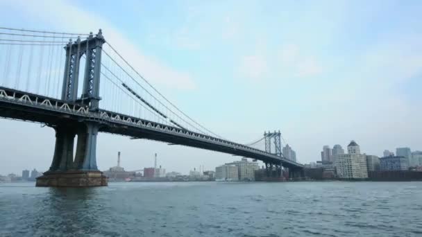 Kiehtova aika raueta matala kulma näkymä Brooklyn Bridge pilvinen päivä New Yorkissa Manhattan keskustassa kaupunkimaisema merimaisema
 - Materiaali, video