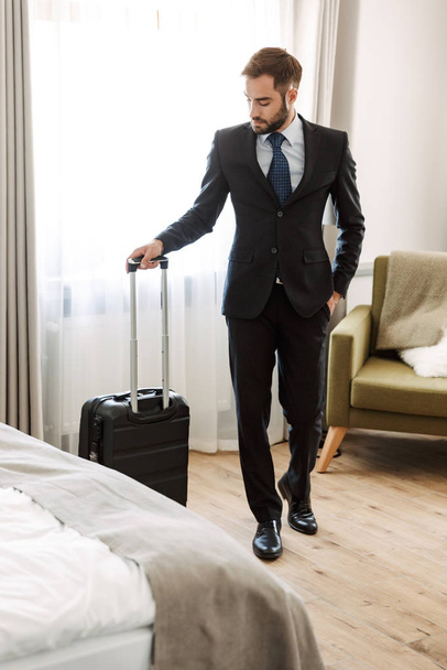 Attractive young businessman wearing suit - Fotografie, Obrázek