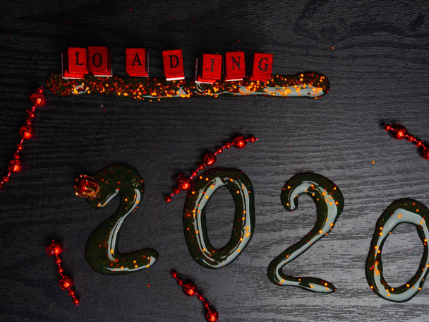 Vision 2020 завантажує дизайн барної стійки Progress з червоними гірляндами, концепцією бізнес-стилю. ізольовані на дерев'яному фоні
 - Фото, зображення