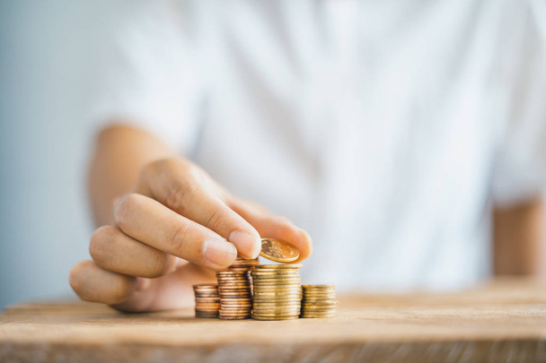 Altın sikke Yığını Masada para tasarrufu para bakımı - Fotoğraf, Görsel