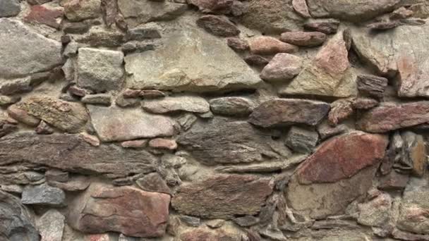 Egy kőfal szerkezete. Régi kastély kő fal textúra háttér.  - Felvétel, videó