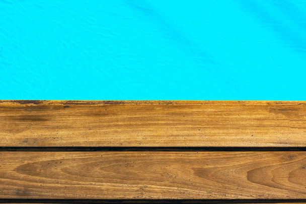 egyszerű háttér tapéta minta üres példány tér fa fedélzet padló közelében Aquamarine világos medence víz  - Fotó, kép