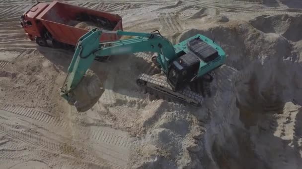 Areia de escavação da máquina escavadora e poeira trabalhando durante os trabalhos de estrada, tiro de perto do balde
 - Filmagem, Vídeo