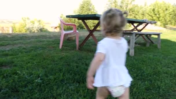 The child runs to a Chair - Materiał filmowy, wideo