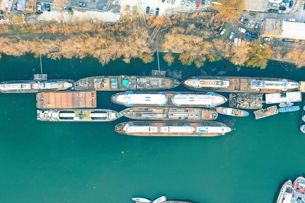 An overhead aerial shot of large container ships docked at coast - Zdjęcie, obraz