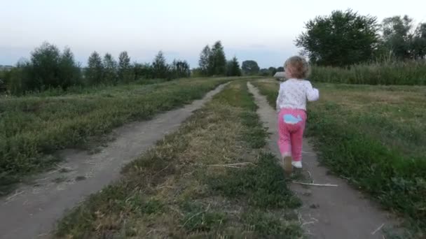 少女は道を走っていく - 映像、動画